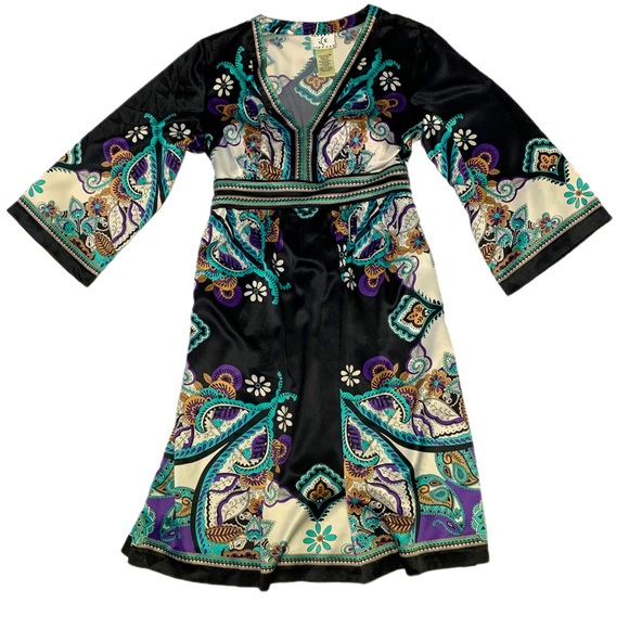 Fashion past is forward. Simple line’s slimming waist. I love this dress !! - Picture 1 of 2